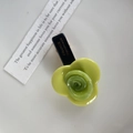 Eleganter grüner Acetat Rosen-Haarclip mit schwarzer Basis und handgefertigten Details - Senfgrün
