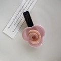 Handgefertigte rosa Rosen-Haarklammer aus Acetat mit schwarzem Entenschnabelclip - Rosa