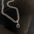 Collana a catena d'argento con pendente in zircone blu e incisione Lucky sulla maglia - Collana Quadrata In Zircone Blu