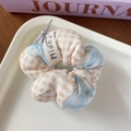 Elastico scrunchie a quadretti crema e blu con fiocchetto argento e motivi a cuore - Flower Shape Scrunchie / Blu a Quadri