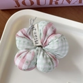 Elastico per capelli floreale a quadri con cuori rosa ed etichetta MiaoJi per acconciature - Flower Shape Scrunchie / Rosa Verde a Scacchi