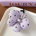 Chouchou fleur lavande avec imprimés cœurs noirs et détail de petit nœud chic - Coeur Violet