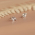 Boucles d'oreilles planète élégantes avec cristal central et anneau orbital scintillant - Forme de Planète / Argenté