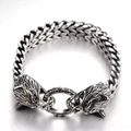 Detailaufnahme des Vintage-Armbands aus Edelstahl mit Doppelwolfskopf und Flechtkette - Doppelwolfskopf-Stil