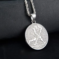 Macro-opname van zilveren hockey hanger met zirkonia en een dikke gedraaide ketting - Alleen zilveren hanger