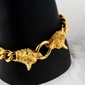 Nahaufnahme goldener Doppelwolfsköpfe mit polierten Panzerkettengliedern - Doppelter Wolfskopf 1 Armband