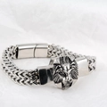Détail de la boucle tête de lion sur un bracelet à chaîne tressée épaisse argentée - Argenté