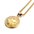 Détail du collier avec pendentif Verseau doré orné d'un halo de cristaux étincelants - Verseau / Pendentif uniquement