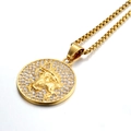 Gros plan du pendentif Sagittaire doré avec cristaux brillants sur une chaîne à billes - Sagittaire / Pendentif uniquement
