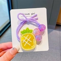 Gros plan d'un élastique à cheveux violet avec pendentif ananas jaune et billes - Style Cristal Ananas