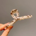 Grande molletta per capelli in acetato con motivo marmorizzato marrone e molla d'oro - Grigio Beige