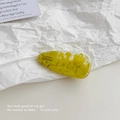Detail einer handgefertigten gelben Haarklammer mit Marmormuster in Wassertropfenform - Olivgrün