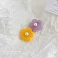Primer plano de pinzas para el cabello con flores moradas y amarillas y perlas centrales - Púrpura y Amarillo