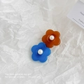 Detalle de pinzas para el pelo de resina con flores azules y naranjas y perlas blancas - Café y Azul Oscuro