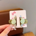 Par de pinzas para el pelo de concha verde menta con cuentas nacaradas en tarjeta - Pinza de Triple Concha / verde claro