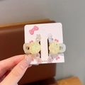 Paire de mini pinces à cheveux coquillage avec perles irisées sur une carte de présentation - Light jaune