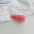 Haarklammer mit rosa Marmortextur und goldener Aufschrift in eleganter Tropfenform - Rosa