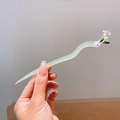 Épingle à cheveux élégante muguet avec manche vert translucide et détails de glands - Style Muguet Courbé Vert Clair (4)