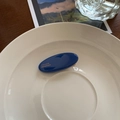 Barrette ovale en acétate bleu foncé faite à la main avec lettrage doré France - Bleu Marine