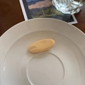 Barrette ovale crème minimaliste avec texte France Handmade sur une assiette blanche - Jaune Lait