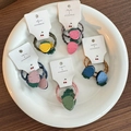 Five elastic hair ties with carrot shaped charms in yellow, pink, green and blue - Carrot Style
