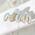 Pinza para el pelo ondulada azul cielo jaspeado con dientes de metal dorado en carta - Azul Brillante