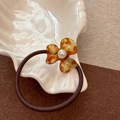 Coletero marrón elástico con flor de resina ámbar y detalle de perla blanca fina - Tortoise