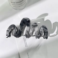 Pince à cheveux en acétate avec motif marbre à l'encre et forme ondulée unique, lisse - Gris Encre