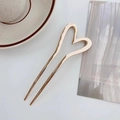 Vista dettagliata di un elegante fermaglio per capelli a forma di cuore in lega lucida - Oro Lucido