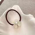 Élastique à cheveux marron foncé avec fleur de cerisier nacrée et détail en perle - Beige