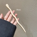Detail van de 18 cm crèmekleurige golvende haarpin van acetaat met een minimalistisch ontwerp - Off-wit