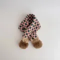 Dettaglio di sciarpa in maglia a scacchi rosa e verde con due pompon marroni - Base Rosa Albicocca (2#)