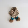 Dettaglio della sciarpa neonato con trama a scacchi marrone e morbidi pompon - Grigio Beige Blu (3#)