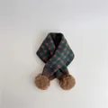 Dettaglio della sciarpa in maglia con motivi floreali vintage e morbidi pompon di peluche - Base Blu Marrone (4#)