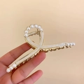 Elegante pinza de pelo de metal dorado con perlas blancas e incrustaciones de nácar - Beige
