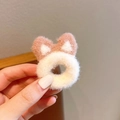 Coletero de felpa beige y rosa con orejas de oso hecho de suave material de punto - Coletero Orejas de Gato Blanco