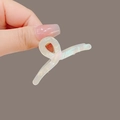 Pince à cheveux blanc nacré irisé avec ressort en métal doré pour un style élégant - Petite Pince Sirène Irisée