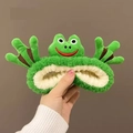 Détail d'un bandeau en peluche grenouille verte montrant la doublure douce et la broderie - Bandeau Grenouille Câlin
