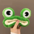 Gros plan sur le bandeau grenouille en peluche avec de grands yeux et une fourrure verte - Bandeau Grands Yeux Grenouille