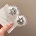 Funkelnde Schneeflocken-Haarspangen mit weißen Perlen und flauschigen Pelzakzenten - Plüsch Strass Stil C Schneeflocke