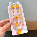 Detailsicht des Kinder-Schmucksets mit gelben Bananenanhängern und rosa Schleife - Bananen Stil (Halskette Armband Ring Ohrringe)