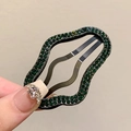 Elegante pinza para el pelo ondulada con pedrería verde esmeralda y base de metal negro - Verde