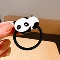 Süßes Cartoon Panda Haargummi mit schwarz-weißen Harzfiguren und hochelastischem schwarzem Band - Rollender Panda (X330)