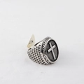 Anello da uomo rétro in acciaio al titanio con croce e trama a squame in rilievo - US 8 / Argento