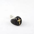 Anello da uomo in acciaio al titanio nero opaco con croce e etichetta della taglia 12 - US 8 / Nero Oro