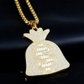 Detailaufnahme von goldenem Hip-Hop-Geldbeutel-Anhänger mit Dollarzeichen und Strassstein - Gold Geldbeutel mit 60cm Kette