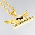 Makroaufnahme Goldener Engelsflügel-Anhänger mit Kristallen und Faramareen Gravur - Strass Engelsflügel + 70cm Kette