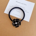 Elegante lazo para el pelo de camelia negra con bordes dorados y una perla blanca - Negro