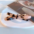 Fermaglio a fiocco in acetato leopardato rosa con clip in metallo dorato per capelli - Tartarugato Chiaro