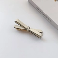 Fermaglio per capelli minimalista bianco crema con bordo nero e base dorata in metallo - Bianco con Bordo Nero